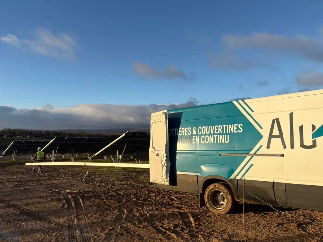 Camion-atelier Alu G produisant des gouttières aluminium en continu sur le parc photovoltaïque de Chamboeuf en Côte-d’Or pour TotalÉnergies